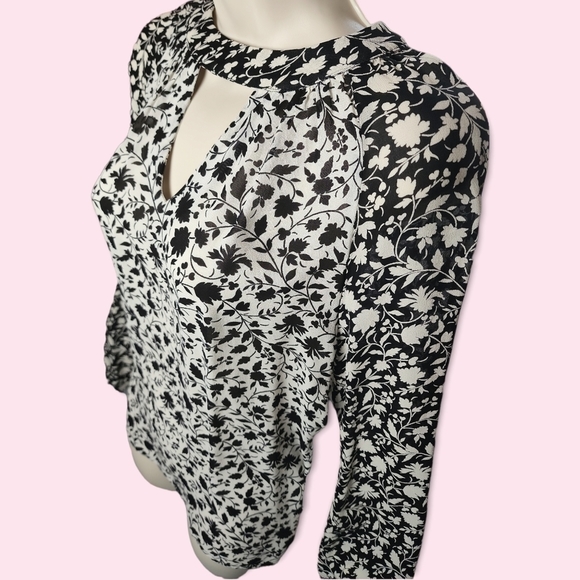 Red Haute Tops - Black & White Flower Detail V Neck Long Sleeve Top Floral Print Size Large